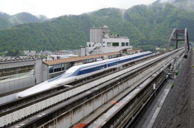 القطار الياباني فائق السرعة MAGLEV