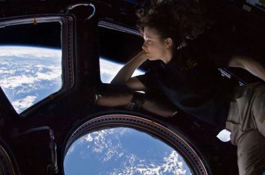 نظرة من محطة الفضاء الدولية ISS لرائدة الفضاء الأمريكية ترايسي كالدويل Tracy Caldwell.