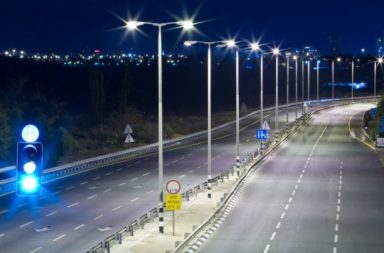 صورة لأضواء الشارع التي ستشحن السيارات الكهربائية