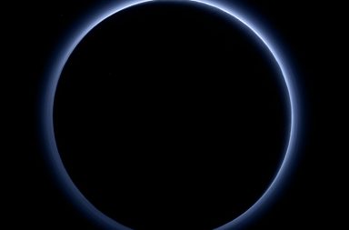 Blue_hazes_over_backlit_Pluto