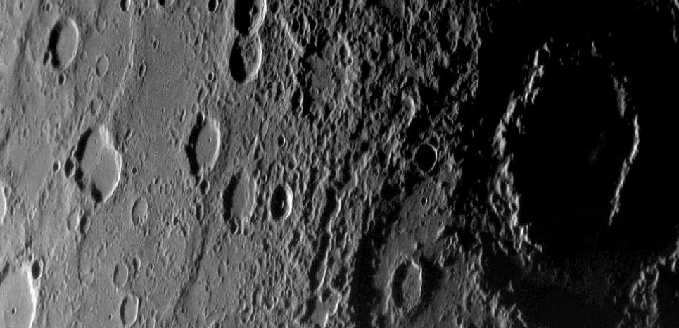 La surface de la petite planète Mercure, vue par la sonde américaine Messenger.